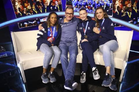 Estelle Nze Minko (France) Olivier Krumbhloz ( Entraineur coach France) Amandine Leynaud (France) et Laura Glauser (France) HANDBALL : L Equipe de France feminine Championne d Europe de handball sur le plateau de Beinsports - 17 12 2018 GwendolineLeGoff Panoramic 