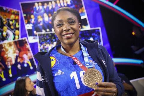 Grace Zaadi (France) HANDBALL : L Equipe de France feminine Championne d Europe de handball sur le plateau de Beinsports - 17 12 2018 GwendolineLeGoff Panoramic 