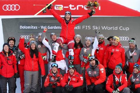 Sport Bilder des Tages ALPINE SKIING - FIS WC Val Gardena VAL GARDENA,ITALY,18.DEC.18 - ALPINE SKIING - FIS World Cup, downhill, ladies. Image shows the rejoicing of Ramona Siebenhofer (AUT) with her team. GEPAxpictures xChristianxWalgram