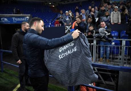 19 12 2018 Soccer GER Season 2018 2019 1 Bundesliga 16 Matchday FC Schalke 04 Bayer 04 Leverkusen Long after the match coach Domenico Tedesco FC Schalke 04 says goodbye with his players at the miners club afterwards he gets a pit shirt from a buddy DFL REGULATIONS PROHIBIT ANY USE OF PHOTOGRAPHS AS IMAGE SEQUENCES AND OR QUASI VIDEO Team2