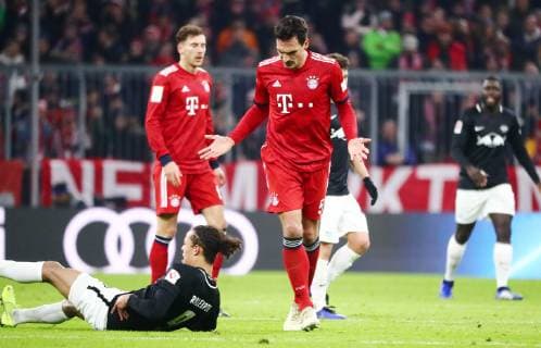 Bayern Muenchen RB Leipzig Football 1 Bundesliga Muenchen 19 12 2018 Allianz Arena Football DFL GER 16 Matchday FC Bayern München vs RB Leipzig Im Bild v l Yussuf Poulsen 9 RB Leipzig und Mats Hummels 5 Bayern DFL regulations prohibit any use of photographs as image sequences and or quasi video