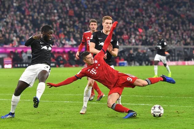 Robert LEWANDOWSKI Bayern Muenchen action duel against Dayot UPAMECANO L and Marcel HALSTENBERG L penalty area scene football 1 Bundesliga 16 match day match day16 FC Bayern Muenchen M RB Leipzig L 1 0 on 19 12 2018 in Muenchen A L L I A N Z A R E N A DFL REGULATIONS PROHIBIT ANY USE OF PHOTOGRAPHS AS IMAGE SEQUENCES AND OR QUASI VIDEO