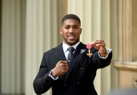 Sport Bilder des Tages 20 12 2018. London, United Kingdom. Boxer Anthony Joshua with his award after an Investiture at Buckingham Palace in London.  xPoolx xixImagesx IIM-19045-0001