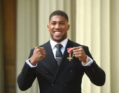 20 12 2018. London, United Kingdom. Boxer Anthony Joshua with his award after an Investiture at Buckingham Palace in London.  xPoolx xixImagesx IIM-19045-0002