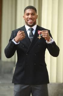 20 12 2018. London, United Kingdom. Boxer Anthony Joshua with his award after an Investiture at Buckingham Palace in London.  xPoolx xixImagesx IIM-19045-0003