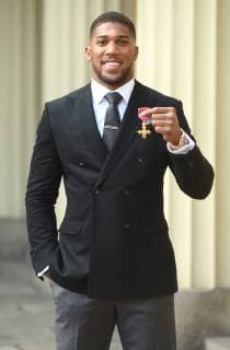 20 12 2018. London, United Kingdom. Boxer Anthony Joshua with his award after an Investiture at Buckingham Palace in London.  xPoolx xixImagesx IIM-19045-0004