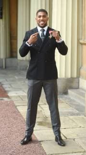 20 12 2018. London, United Kingdom. Boxer Anthony Joshua with his award after an Investiture at Buckingham Palace in London.  xPoolx xixImagesx IIM-19045-0006