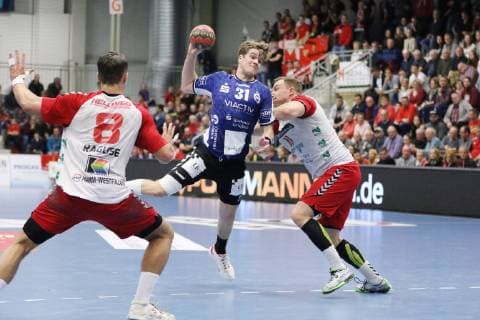 Dadi Runarsson VfL Luebeck Schwartau 31 against Jakob Schwabe ASV Hamm Westfalen 11 right front Mex Raguse ASV Hamm Westfalen 8 ASV Hamm Westfalen vs. VfL Luebeck Schwartau Handball 2 Bundesliga 21 12 2018 ASV Hamm Westfalen vs. VfL Luebeck Schwartau Handball 2 Bundesliga 21 12 2018 Hamm Copyright: xEIBNER JanxStrohdiekx EP_JSK