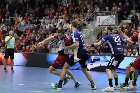 Soeren Suedmeier ASV Hamm Westfalen 17 against Markus Hansen VfL Luebeck Schwartau 11 right ASV Hamm Westfalen vs. VfL Luebeck Schwartau Handball 2 Bundesliga 21 12 2018 ASV Hamm Westfalen vs. VfL Luebeck Schwartau Handball 2 Bundesliga 21 12 2018 VfL Luebeck 21 12 2018 Hamm Copyright: xEIBNER JanxStrohdiekx EP_JSK