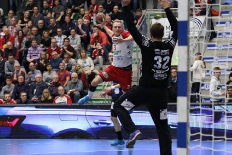 Fabian Huesmann ASV Hamm Westfalen 3 free in front of goal against Dennis Klockmann VfL Luebeck Schwartau 32 front ASV Hamm Westfalen vs VfL Luebeck Schwartau Handball 2 Bundesliga 21 12 2018 ASV Hamm Westfalen vs VfL Luebeck Schwartau Handball 2 Bundesliga 21 12 2018 Hamm Copyright: xEIBNER JanxStrohdiekx EP_JSK