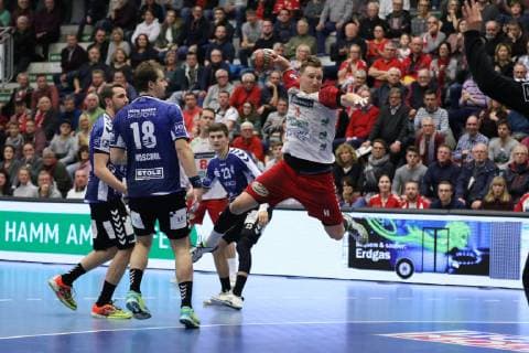 Jakob Schwabe ASV Hamm Westfalen 11 past v l Jasper Bruhn VfL Luebeck Schwartau 77 Martin Waschul VfL Luebeck Schwartau 18 and Janik Schrader VfL Luebeck Schwartau 23 free in front of goal ASV Hamm Westfalen vs VfL Luebeck Schwartau Handball 2 Bundesliga 21 12 2018 ASV Hamm Westfalen vs VfL Luebeck Schwartau Handball 2 Bundesliga 21 12 2018 Hamm Copyright: xEIBNER JanxStrohdiekx EP_JSK