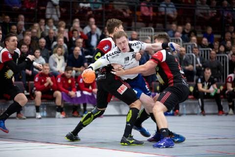 Luebbecke Germany 22 12 2018 2 Handball Bundesliga 2018 2019 TuS N Luebbecke vs EHV Aue L R Patryk Walczak Luebbecke Petr Slachta Aue Moritz Schade Luebbecke Luebbecke Nordrhein Westfalen Germany Merkur Arena
