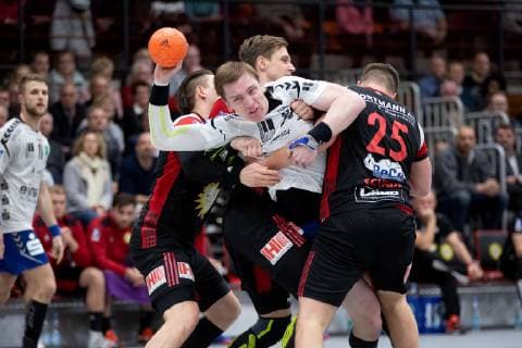 Luebbecke Germany 22 12 2018 2 Handball Bundesliga 2018 2019 TuS N Luebbecke vs EHV Aue L R Petr Slachta Aue Patryk Walczak Luebbecke Moritz Schade Luebbecke Luebbecke Nordrhein Westfalen Germany Merkur Arena
