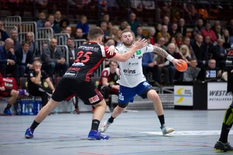 Luebbecke Germany 22 12 2018 2 Handball Bundesliga 2018 2019 TuS N Luebbecke vs EHV Aue L R Moritz Schade Luebbecke Mindaugas Dumcius Aue Luebbecke Nordrhein Westfalen Germany Merkur Arena