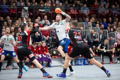 Luebbecke Germany 22 12 2018 2 Handball Bundesliga 2018 2019 TuS N Luebbecke vs EHV Aue L R Lukasz Gierak Luebbecke Mindaugas Dumcius Aue Moritz Schade Luebbecke Luebbecke Nordrhein Westfalen Germany Merkur Arena