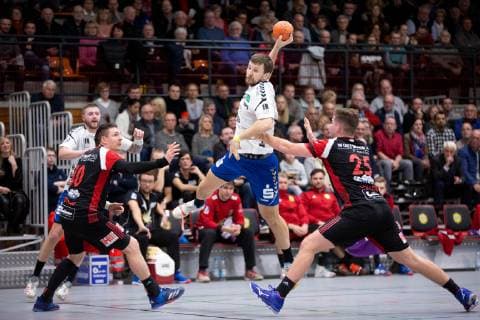 Luebbecke Germany 22 12 2018 2 Handball Bundesliga 2018 2019 TuS N Luebbecke vs EHV Aue L R Lukasz Gierak Luebbecke Austris Tuminskis Aue Moritz Schade Luebbecke Luebbecke Nordrhein Westfalen Germany Merkur Arena