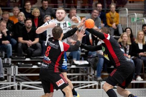Luebbecke Germany 22 12 2018 2 Handball Bundesliga 2018 2019 TuS N Luebbecke vs EHV Aue L R Jens Bechtloff Luebbecke Mindaugas Dumcius Aue Lukasz Gierak Luebbecke Luebbecke Nordrhein Westfalen Germany Merkur Arena