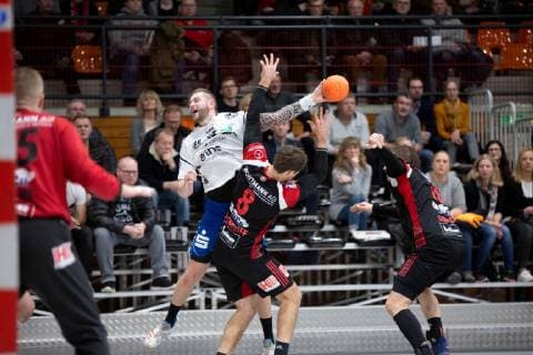 Luebbecke Germany 22 12 2018 2 Handball Bundesliga 2018 2019 TuS N Luebbecke vs EHV Aue L R Mindaugas Dumcius Aue Jens Bechtloff Luebbecke Lukasz Gierak Luebbecke Luebbecke Nordrhein Westfalen Germany Merkur Arena