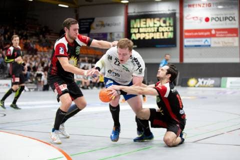 Luebbecke Germany 22 12 2018 2 Handball Bundesliga 2018 2019 TuS N Luebbecke vs EHV Aue L R Jo Gerrit Genz Luebbecke Petr Slachta Aue Peter Strosack Luebbecke Luebbecke Nordrhein Westfalen Germany Merkur Arena