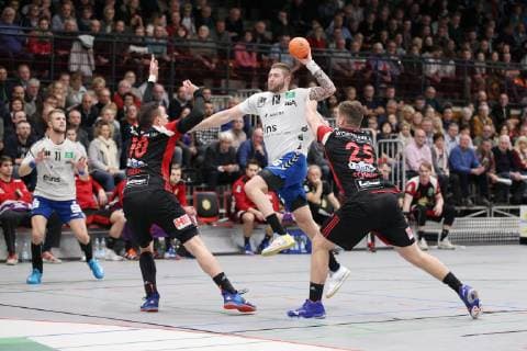 Mindaugas Dumcius EHV Aue 13 against Lukasz Gierak TuS N Luebbecke 10 left and Moritz Schade TuS N Luebbecke 25 right TuS N Luebbecke vs EHV Aue Handball 2 Bundesliga 22 12 2018 TuS N Luebbecke vs EHV Aue Handball 2 Bundesliga 22 12 2018 Luebbecke Copyright: xEIBNER JanxStrohdiekx EP_JSK