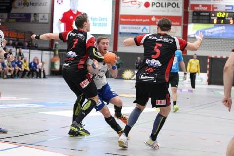 Eric Meinhardt EHV Aue 3 against Patryk Walczak TuS N Luebbecke 7 left and Jo Gerrit Genz TuS N Luebbecke 5 right TuS N Luebbecke vs EHV Aue Handball 2 Bundesliga 22 12 2018 TuS N Luebbecke vs EHV Aue Handball 2 Bundesliga 22 12 2018 Luebbecke Copyright: xEIBNER JanxStrohdiekx EP_JSK