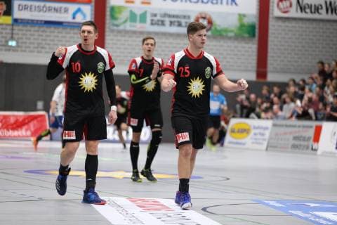 Goal celebration at v l Lukasz Gierak TuS N Luebbecke 10 Patryk Walczak TuS N Luebbecke 7 Moritz Schade TuS N Luebbecke 25 TuS N Luebbecke vs EHV Aue Handball 2 Bundesliga 22 12 2018 TuS N Luebbecke vs EHV Aue Handball 2 Bundesliga 22 12 2018 Luebbecke Copyright: xEIBNER JanxStrohdiekx EP_JSK