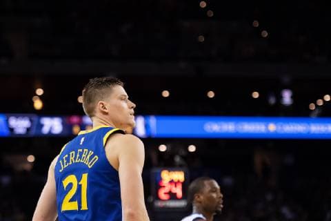 181222 Jonas Jerebko of Golden State Warriors during a regular season NBA game between Golden State Warriors and Dallas Mavericks on December 22 2018 in Oakland Photo Joel Marklund BILDBYR u0081N kod JM 87819, detectedSourceLanguage  Copyright: JOELxMARKLUND BB181222JM016