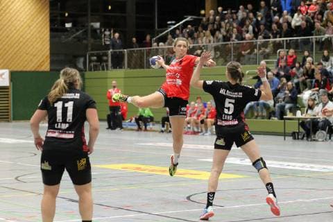 9 Lea Schuhknecht TGN 5 Kim Land HL Handball 2 HBF TG Nuertingen vs HL Buchholz 08 Rosengarten 2018 12 22 Photo Eibner Handball 2 HBF TG Nuertingen vs HL Buchholz 08 Rosengarten Nuertingen Copyright: xBaur xEibner-Pressefotox EP_Soba