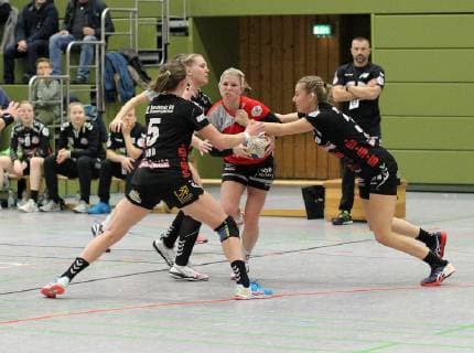 18 Benita Quattlender TGN 5 Kim Country HL 33 Lisa Borutta HL re Handball 2 HBF TG Nuertingen vs HL Buchholz 08 Rosengarten 2018 12 22 Photo Eibner Handball 2 HBF TG Nuertingen vs HL Buchholz 08 Rosengarten Nuertingen Copyright: xBaur xEibner-Pressefotox EP_Soba