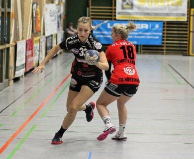 33 Lisa Borutta HL 18 Benita Quattlender TGN Handball 2 HBF TG Nuertingen vs HL Buchholz 08 Rosengarten 2018 12 22 Photo Eibner Handball 2 HBF TG Nuertingen vs HL Buchholz 08 Rosengarten Nuertingen Copyright: xBaur xEibner-Pressefotox EP_Soba