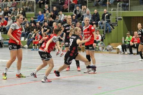33 Lisa Borutta HL 22 Julia Bauer TGN Handball 2 HBF TG Nuertingen vs HL Buchholz 08 Rosengarten 2018 12 22 Photo Eibner Handball 2 HBF TG Nuertingen vs HL Buchholz 08 Rosengarten Nuertingen Copyright: xBaur xEibner-Pressefotox EP_Soba