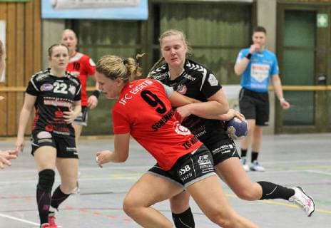 9 Lea Schuhknecht TGN 17 Julia Autumn HL Handball 2 HBF TG Nuertingen vs. HL Buchholz 08 Rosengarten 2018 12 22 Photo Eibner Handball 2 HBF TG Nuertingen vs. HL Buchholz 08 Rosengarten Nuertingen Copyright: xBaur xEibner-Pressefotox EP_Soba