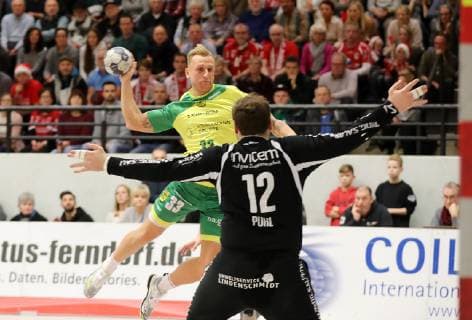 TuS Ferndorf VfL Eintracht Hagen 22 12 2018 Former colleagues against each other Daniel Mestrum VfL Eintracht Hagen with the 6 6 against goalkeeper Lucas Puhl TuS Ferndorf Kreuztal Stählerwiese Germany