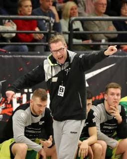 TuS Ferndorf VfL Eintracht Hagen 22 12 2018 Coach Niels Pfannenschmidt VfL Eintracht Hagen with loud instructions from the outline Kreuztal Stählerwiese Germany