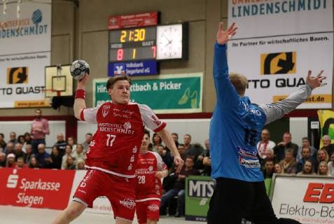 TuS Ferndorf VfL Eintracht Hagen 22 12 2018 Mattis Michel TuS Ferndorf with the 9 7 against goalkeeper Nils Dresrüsse VfL Eintracht Hagen Kreuztal Stählerwiese Germany