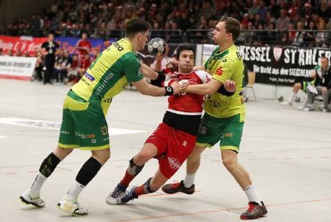 TuS Ferndorf VfL Eintracht Hagen 22 12 2018 center Marijan Basic TuS Ferndorf is blocked from left Tilman Pröhl and Dominik Waldhof VfL Eintracht Hagen Kreuztal Stählerwiese Germany