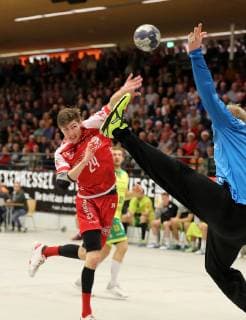 TuS Ferndorf VfL Eintracht Hagen 22 12 2018 Lukas Zerbe TuS Ferndorf with the 15 16 against goalkeeper Nils Dresrüsse VfL Eintracht Hagen Kreuztal Stählerwiese Germany