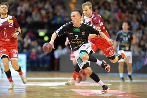 Handball Sport Verein Hamburg vs. TuSEM Essen Handball 2 Bundesliga 23 12 18 Leif Tissier Nr 7 Handball Sport Verein Hamburg escapes Lucas Firnhaber Nr 26 TuSEM Essen Handball Sport Verein Hamburg vs. TuSEM Essen Handball 2 Bundesliga 23 12 18 xtsx