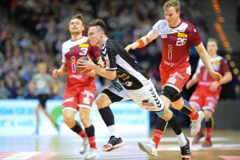 Handball Sport Verein Hamburg vs. TuSEM Essen Handball 2 Bundesliga 23 12 18 Leif Tissier Nr 7 Handball Sport Verein Hamburg escapes Lucas Firnhaber Nr 26 TuSEM Essen Handball Sport Verein Hamburg vs. TuSEM Essen Handball 2 Bundesliga 23 12 18 xtsx