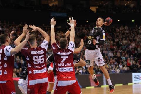Handball 2 Bundesliga 2018 2019 Hamburg Handball vs. Tusem Essen Lukas Ossenkopp Hamburg jumps higher than all other Jonas Ellwanger Essen Tim Zechel Essen and Luca Witzke Essen Barclaycard Arena Hamburg Hamburg This picture is intended for editorial use An advertising use requires an additional release