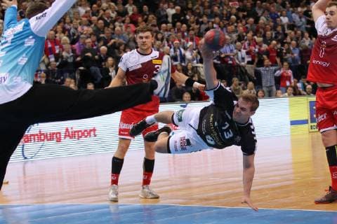Handball 2 Bundesliga 2018 2019 Hamburg Handball vs. Tusem Essen Niklas Weller Hamburg is successful with this jump inlay Barclaycard Arena Hamburg Hamburg This image is for editorial use Use for advertising purposes requires additional release