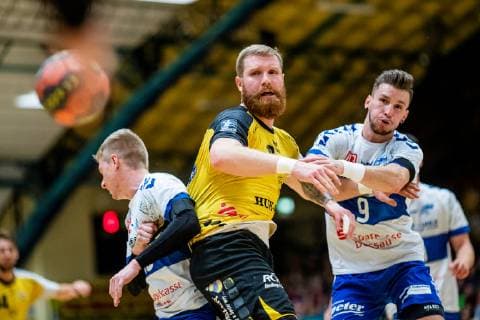 Anton Prakapenia 18 HSC Coburg and Marek Vranco 9 Dessau Rosslauer HV 06 during the DKB Handball 2 Bundesliga match between Dessau Rosslauer HV 06 and HSC Coburg in the Anhalt Arena on 23 December 2018 in Bauhausstadt Dessau Sachsen Anhalt Saxony Anhalt Deutschland Germany HB 2BL Dessau Rosslauer HV 06 HSC Coburg Dessau Copyright: xEIBNER HartmutxBoesenerx EP_HBR