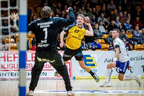 vlr Dominik Plaue 1 Dessau Rosslauer HV 06 Florian Billek 21 HSC Coburg Marek Vranco 9 Dessau Rosslauer HV 06 during the DKB Handball 2 Bundesliga match between Dessau Rosslauer HV 06 and HSC Coburg in the Anhalt Arena on 23 December 2018 in Bauhausstadt Dessau Sachsen Anhalt Saxony Anhalt Germany Germany HB 2BL Dessau Rosslauer HV 06 HSC Coburg Dessau Copyright: xEIBNER HartmutxBoesenerx EP_HBR