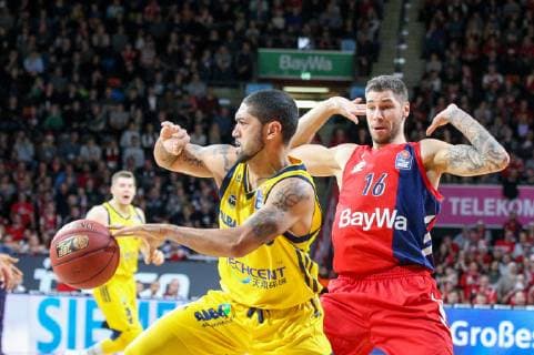 l r in duel action with Peyton Siva 3 Alba Berlin and Stefan Jovic 16 FC Bayern Basketball FC Bayern Basketball vs. Alba Berlin Basketball Cup quarter finals 23 12 2018 Munich Bayern Germany Copyright: xkolbert-press ChristianxKolbertx