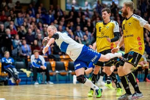Libor Hanisch 7 Dessau Rosslauer HV 06 Max Jaeger 6 HSC Coburg Anton Prakapenia 18 HSC Coburg during the DKB Handball 2 Bundesliga match between Dessau Rosslauer HV 06 and HSC Coburg in the Anhalt Arena on 23 December 2018 in Bauhausstadt Dessau Sachsen Anhalt Saxony Anhalt Deutschland Germany HB 2BL Dessau Rosslauer HV 06 HSC Coburg Dessau Copyright: xEIBNER HartmutxBoesenerx EP_HBR