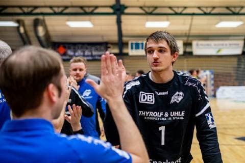 Dominik Plaue 1 Dessau Rosslauer HV 06 claps his hands with coach Jan Gorr HSC Coburg during the DKB Handball 2 Bundesliga match between Dessau Rosslauer HV 06 and HSC Coburg in the Anhalt Arena on 23 December 2018 in Bauhausstadt Dessau Sachsen Anhalt Saxony Anhalt Germany HB 2BL Dessau Rosslauer HV 06 HSC Coburg Dessau Copyright: xEIBNER HartmutxBoesenerx EP_HBR