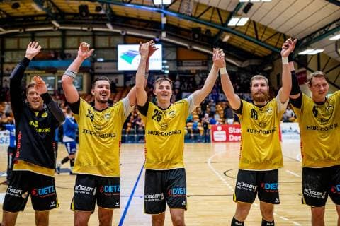 Joy after victory at HSC Coburg during the DKB Handball 2 Bundesliga match between Dessau Rosslauer HV 06 and HSC Coburg in the Anhalt Arena on 23 December 2018 in Bauhausstadt Dessau Sachsen Anhalt Saxony Anhalt Deutschland Germany HB 2BL Dessau Rosslauer HV 06 HSC Coburg Dessau Copyright: xEIBNER HartmutxBoesenerx EP_HBR
