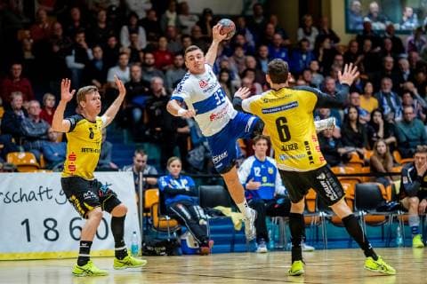 vlr Felix Spross 8 HSC Coburg Jan Zahradnicek 33 Dessau Rosslauer HV 06 Max Jaeger 6 HSC Coburg during the DKB Handball 2 Bundesliga match between Dessau Rosslauer HV 06 and HSC Coburg in the Anhalt Arena on 23 December 2018 in Bauhausstadt Dessau Sachsen Anhalt Saxony Anhalt Germany Germany HB 2BL Dessau Rosslauer HV 06 HSC Coburg Dessau Copyright: xEIBNER HartmutxBoesenerx EP_HBR