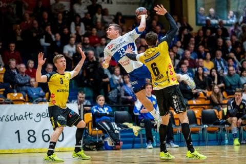 vlr Felix Spross 8 HSC Coburg Jan Zahradnicek 33 Dessau Rosslauer HV 06 Max Jaeger 6 HSC Coburg during the DKB Handball 2 Bundesliga match between Dessau Rosslauer HV 06 and HSC Coburg in the Anhalt Arena on 23 December 2018 in Bauhausstadt Dessau Sachsen Anhalt Saxony Anhalt Germany Germany HB 2BL Dessau Rosslauer HV 06 HSC Coburg Dessau Copyright: xEIBNER HartmutxBoesenerx EP_HBR