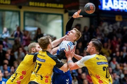 vlr Anton Prakapenia 18 HSC Coburg Pontus Zetterman 27 HSC Coburg Pontus Zetterman 27 HSC Coburg Slavomir Mlotek 10 Dessau Rosslauer HV 06 on the ball and Marcel Timm 23 HSC Coburg during the DKB Handball 2 Bundesliga Encounter between Dessau Rosslauer HV 06 and HSC Coburg in the Anhalt Arena on 23 December 2018 in Bauhausstadt Dessau Sachsen Anhalt Saxony Anhalt Germany HB 2BL Dessau Rosslauer HV 06 HSC Coburg Dessau Copyright: xEIBNER HartmutxBoesenerx EP_HBR